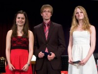 Die besten Abi-Noten erzielten (von links): Kerstin Brinkert (1,0), Christian Grimm (1,1) und Carolin Anderson (1,2)