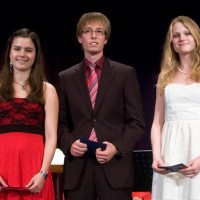 Die besten Abi-Noten erzielten (von links): Kerstin Brinkert (1,0), Christian Grimm (1,1) und Carolin Anderson (1,2)