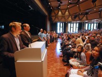 Jahrgangsleiter Klaus Perk und Thilo Lausecker (von links) rufen die Namen der neuen Fünftklässler auf