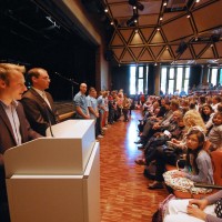 Jahrgangsleiter Klaus Perk und Thilo Lausecker (von links) rufen die Namen der neuen Fünftklässler auf