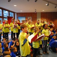 Schüler der Chorklasse 5c stellen ihr selbst gereimtes Weihnachtslied vor
