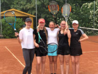 Tennismannschaft der Mädchen nach tollem Kampf knapp ausgeschieden 2023 06 Gruppenfoto Tennis klein