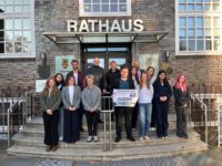 Energiesparmeister treffen Bürgermeister Mithleider der Schülerfirma, ihre Lehrer und die Schulleiterin Frau Brandes werden von Herrn Prüße im Rathaus empfangen.