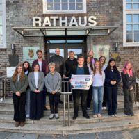 Energiesparmeister treffen Bürgermeister Mithleider der Schülerfirma, ihre Lehrer und die Schulleiterin Frau Brandes werden von Herrn Prüße im Rathaus empfangen.