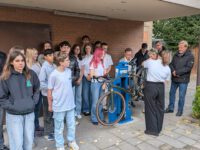 Einweihung des neuen Fahrradreparaturständers Schülerfirma weiht einen Fahrradreparaturständer ein