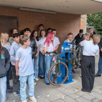 Einweihung des neuen Fahrradreparaturständers Schülerfirma weiht einen Fahrradreparaturständer ein