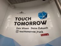 Touch Tomorrow Truck macht Station am Gymnasium Bild 4
