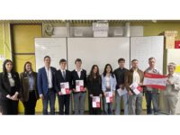 Vertreter der Sparkasse, die erfolgreichen Schülerinnen und Schüler, Lehrer Andre Bien und Schulleiterin Silke Brandes bei der Preisverleihung