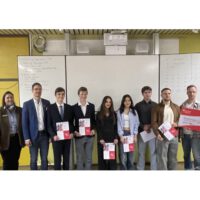 Vertreter der Sparkasse, die erfolgreichen Schülerinnen und Schüler, Lehrer Andre Bien und Schulleiterin Silke Brandes bei der Preisverleihung