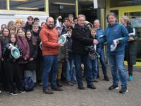 Herr Bauer und Herr Grobmann von der Schülerfirma überreichen die Masken.