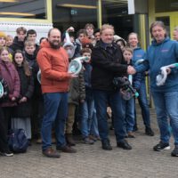 Herr Bauer und Herr Grobmann von der Schülerfirma überreichen die Masken.