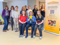 Vertreter aus den Musik-AGs besuchen gemeinsam mit Frau Holmer und Schulleiterin Frau Brandes das Bödeker Haus in Hannover - Spendenziel des Weihnachtskonzertes 2025.